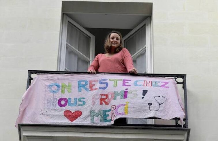 covid-19 -- femme au balcon