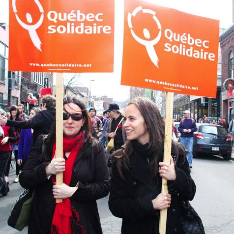 Deux jeunes femmes solidaires