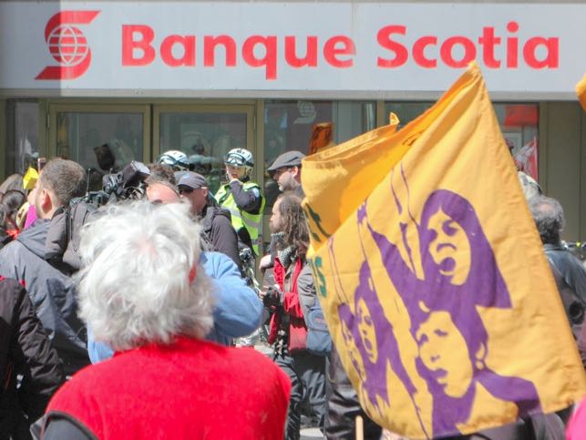 Femmes avec poing et banque Scotia