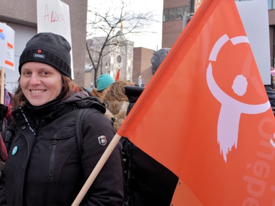 Jeune fille au drapeau solidaire