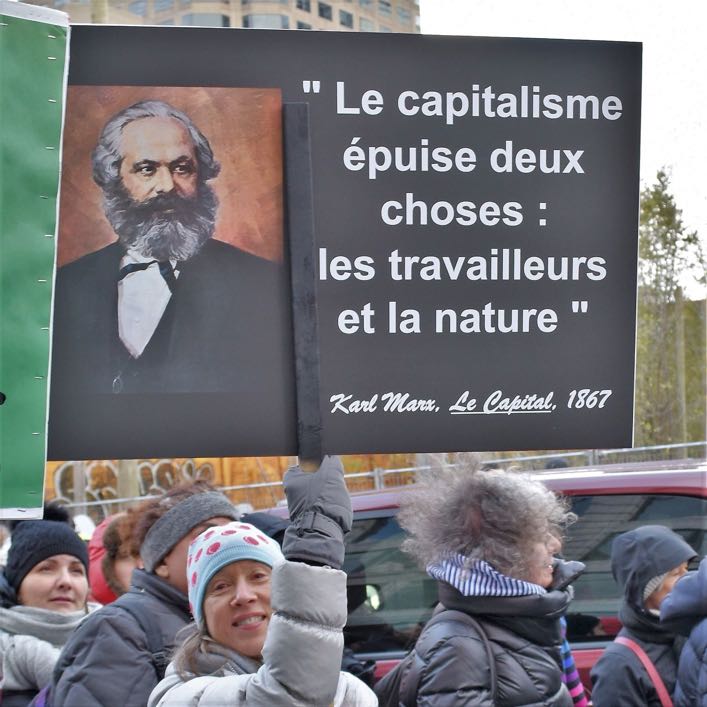 Jeune fille avec pancarte Marx nature et travail