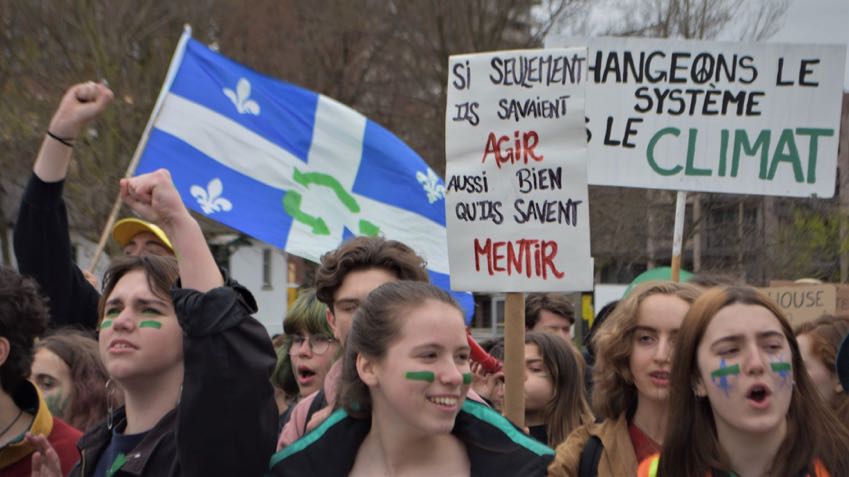 Manif étudiante climat avec drapeau Québec vert