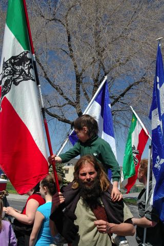 Père et enfant avec drapeau patriote 29-04-2006 12-35-49