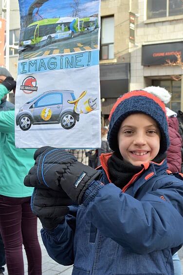 Enfant avec pancarte autobus et auto